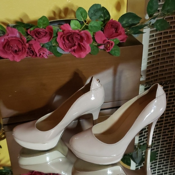 GUESS Shoes - GUESS PATENT LEATHER PLATFORM PUMPS SIZE 8